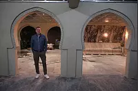 Gerald Zein im Türbogen des neuen Dampfbades, dem Hammam. - © Ulf Hanke
