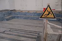 Das Therapiebecken im ehemaligen Bali-Health-Club ist Baustelle. An der Stirnseite soll ein riesiger Bildschirm montiert werden. - © Ulf Hanke