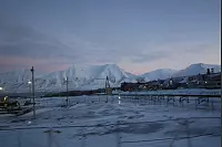 Das verschneite und vereiste Longyearbyen auf Spitzbergen im polaren Winter. Die Versorgungsleitungen werden wegen des Permafrostes oberirdisch verlegt. - &copy; Simone Fl&ouml;rke
