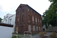Die Fenster mit Brettern zugenagelt war das historische Gebäude An der Bowerre in Herford dem Verfall preisgegeben. - © Rothschild Architekten