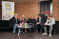 Dirk Baldus spricht mit Schäferin Karla Ebert, Stephan Helms (Feuerwehr Lemgo) sowie Daniel Hempel, der auf dem Rettungsschiff der Sea-Eye war. - © Bernhard Preuss