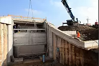 Einbau der Schütztafel in den Staudamm Schieder-See. - © Bernhard Preuss