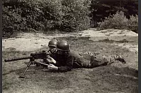 Ausbildung am MG: Hier üben einige der ersten Bundeswehrsoldaten des Panzerbataillons 1 in Augustdorf. - © Archiv Freundeskreis Panzerbataillon 214