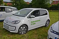 WAVE-TROPHY 2016 - Größte E-Automobilrallye tankt in Dörentrup auf.
Weltrekord mit den meisten zeitgleich aufgeladenen Elektrofahrzeugen mit erneuerbaren Energien geschafft. Viele verschiedene E-Fahrzeuge wurden präsentiert. - © Tanja Watermann