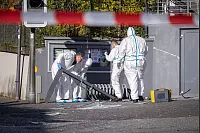 Mitarbeitende der Bielefelder Polizei sichern an der Volksbank in Paderborn-Dahl Spuren. - © Niklas Tüns