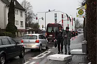 An der Bielefelder Straße in Detmold hat der Sturm große Teile der Dachdeckung des Studentenwohnheims losgerissen. Etliche der quadratmetergroßen Styroporplatten sind teils mehr als 100 Meter weit geflogen und liegen auf der Straße und in den Gärten. - © Bernhard Preuss