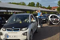 WAVE-TROPHY 2016 - Größte E-Automobilrallye tankt in Dörentrup auf.
Weltrekord mit den meisten zeitgleich aufgeladenen Elektrofahrzeugen mit erneuerbaren Energien geschafft. Viele verschiedene E-Fahrzeuge wurden präsentiert. - © Tanja Watermann