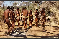 Auf ihren Reisen begegnen den beiden auch Indigine. Hier: Das Volk der San - © Anna Brett