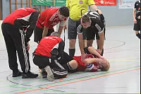 Pech: Jan Wieck, Spielf&uuml;hrer der SG Bega-Humfeld liegt nach einem Zweikampf am Boden. Lipperreihes Pascal Becker (rechts) k&uuml;mmert sich ebenso wie SG-Betreuer Joachim Drewes (gehockt). - &copy; Dietmar Welle