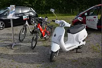 WAVE-TROPHY 2016 - Größte E-Automobilrallye tankt in Dörentrup auf.
Weltrekord mit den meisten zeitgleich aufgeladenen Elektrofahrzeugen mit erneuerbaren Energien geschafft. Viele verschiedene E-Fahrzeuge wurden präsentiert. - © Tanja Watermann