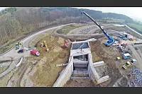 Einbau der Schütztafel in den Staudamm Schieder-See. Foto: Robin Jähne