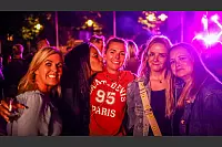 Dieses Frauen-Quintett hat bei der After-Race-Party am Donnerstagabend richtig Spaß gehabt. - © Daniel Salmon
