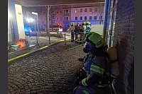 Einsatzkr&auml;fte der Feuerwehr sichern die Brandstelle in einem Hinterhof an der Johannisstra&szlig;e in Herford. - &copy; Claus Frickemeier