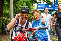 Hugo (8) fährt beim Kinderrennen mit und freut sich schon riesig. Er ist mit seinm Papa Sebastian aus Lübbecke angereist. - © David Salmon