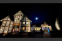 Perfekt in Szene gesetzt hat Leserin Katrin den Supermond im Freilichtmuseum in Detmold. - © Leserfoto: Katrin