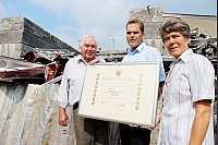 Mit Urkunde: Senior Karl Plöger, Junior Carl Plöger und Ursula Plöger. - © Foto: Koch