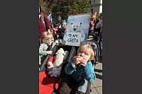 Klima retten: Rund 2000 Menschen gehen in Detmold bei der bislang größten "Fridays for Future"-Demo auf die Straße. - © Bernhard Preuss