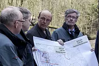 Wechselnde Lage: Zur Großübung lippischer Feuerwehren, Stäbe und Hilfsorganisationen ändert sich die Situation beinahe minütlich. Foto: Gocke