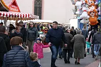 Am Wochenende schlenderten zahlreiche Menschen &uuml;ber den Fr&uuml;hjars-Markt in Lage - &copy; Sandra Castrup