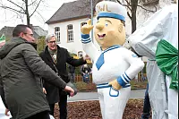 Impressionen von der Eröffnung des Karneval-Kreisverkehrs in Steinheim. - © Madita Schellenberg