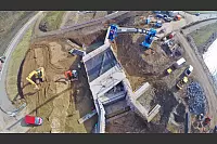 Einbau der Schütztafel in den Staudamm Schieder-See. Foto: Robin Jähne