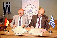 Sie tragen den europäischen Gedanken weiter: Rainer Heller und sein griechischer Amtskollege Dimitrios Saramatos unterzeichnen den Städtepartnerschaftsvertrag. - © Foto: Brinkmeier