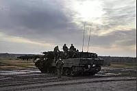 Soldaten auf dem Leopard 2 - © Vera Gerstendorf-Welle