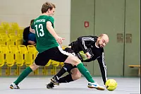 Durchsetzungsstark - der Pivitsheider Tim Albrecht umspielt hier Dennis Haman vom TuS Holzhausen. - &copy; Egon Penner