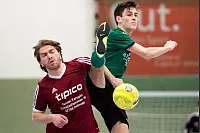 Emre Begit vom SC Augustdorf hat hier gegen den Pivitsheider Dennis Thissen das Nachsehen, obwohl dieser mit hohem Bein den Ball spielt. - &copy; Egon Penner