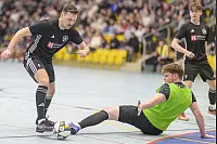 Michael Reger vom FSV Pivitsheide &uuml;berwindet in dieser Szene Magnus Kemna vom SV Diestelbruch-Mosebeck. - &copy; EGON PENNER