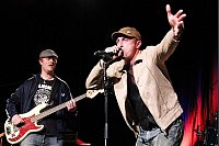 Rockklassiker im Punksound: "The NoNoNos" (Markus Niggemeier am Bass und Ralf Ellers am Mikro).