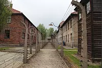 Kein Entkommen: Die doppelt gesicherte Umzäunung und ein Wachturm im Stammlager Auschwitz I - © Silke Buhrmester(LZ)