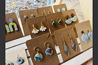 Nach dem Backen wird das fertige Teilchen geschliffen, poliert und teilweise mit einem Glanzlack überzogen. Chiara Reckmann fertigt auch individuelle Kundenwünsche an. - © Lena Vanessa Bleck