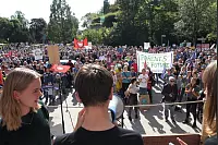 Klima retten: Rund 2000 Menschen gehen in Detmold bei der bislang größten "Fridays for Future"-Demo auf die Straße. - © Bernhard Preuss