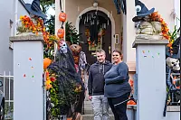 Sascha Zöllner und Nadine Wangorsch stehen im Eingangsbereich ihres Hauses. Den Weg bis zur Tür säumem Kürbisse. Manche von ihnen können sogar singen. - © Kathrin Weege