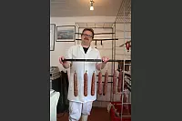 Hausschlachter Andreas Lütkemeier verkauft Wurst in seinem kleinen Geschäft. - © Marlen Grote