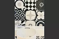 Musterbad mit Grafikkachel-Mix und passendem runden Waschbecken. - &copy; Stefan Becker