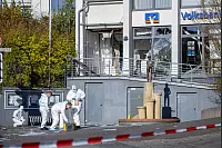 Mitarbeitende der Bielefelder Polizei sichern an der Volksbank in Paderborn-Dahl Spuren. - © Niklas Tüns