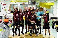 2012: Der RSV Barntrup setzt sich durch und stellt mit Michael Felde den stärksten Schlussmann. Erstmals nehmen 12 statt 8 Teams am Finale teil. Mit 2:3 verliert der SC Bad Salzuflen das Finale. Erstmals feiert der Sieger im Konfetti-Regen. - © LZ-Archiv