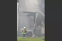 Ein Großbrand in einer Verzinkerei in Barntrup sorgt für große Rauchschwaden. - © Karl-Heinz Krull