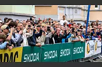Auch die Vorstellung der Teams und die Abfahrt des Pelotons aus Herford ließen sich zahlreiche Radsport-Fans und Schaulustige nicht entgehen. Viele zückten ihre Handys, machten Schnappschüsse. - © Daniel Salmon
