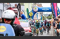 Ein Bild vom Start der zweiten Etappe in Herford am Marta. - © Daniel Salmon