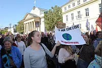 Klima retten: Rund 2000 Menschen gehen in Detmold bei der bislang größten "Fridays for Future"-Demo auf die Straße. - © Bernhard Preuss