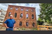 Ein ganz schöner Kraftakt, der aber auch viel Spaß macht: Architekt Christian Rothschild aus Enger baut für seine Tochter und deren Ehemann die alte Bonbonfabrik in Herford um. In den 1960er Jahren war hier auch der Herforder Jazzclub ansässig. - © Kathrin Weege