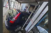 Das Bild am Tag danach: Am fr&uuml;hen Sonntagabend war ein Auto in ein Ladenlokal in H&ouml;xter gefahren. - &copy; Svenja Ludwig