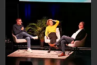 Hart aber Pawellek: Frank Plasberg und seine Frau Anne Gesthuysen plaudern mit Louis Pawellek im Kurtheater. - © Thomas Krügler