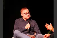 Hart aber Pawellek: Frank Plasberg und seine Frau Anne Gesthuysen plaudern mit Louis Pawellek im Kurtheater. - © Thomas Krügler