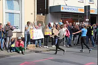 Große Freude bei dieser Familie, als die Dreiergruppe um Tochter Maike in Oerlinghausen um die Kurve läuft. - © Karolina Schmidt