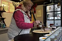 Claudia Spies-Topalli am Crêpes-Stand. - © Simone Flörke