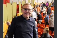 Hart aber Pawellek: Frank Plasberg und seine Frau Anne Gesthuysen plaudern mit Louis Pawellek im Kurtheater. - © Thomas Krügler